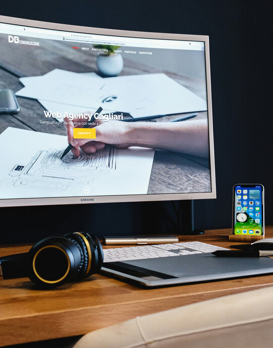 Extérieur d'une villa avec piscine et large matelas gonflable