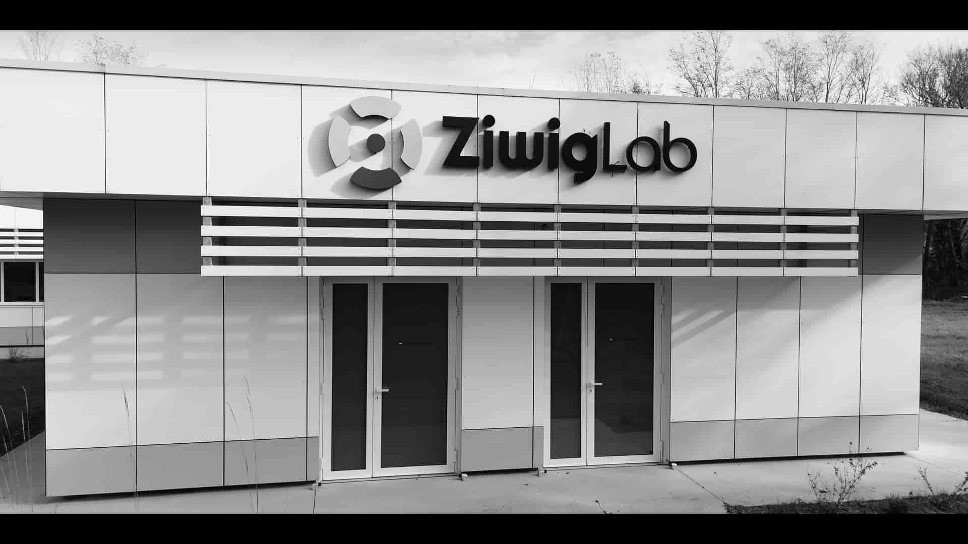 Façade du laboratoire Ziwig en noir et blanc