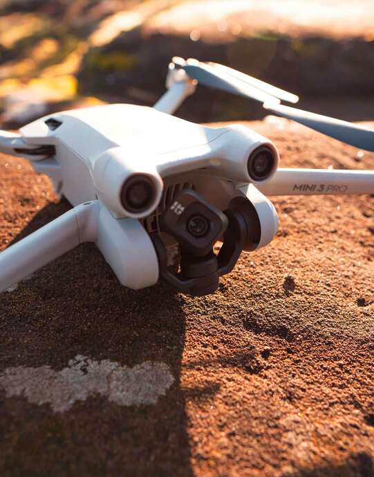 Drone DJI posé sur un rocher