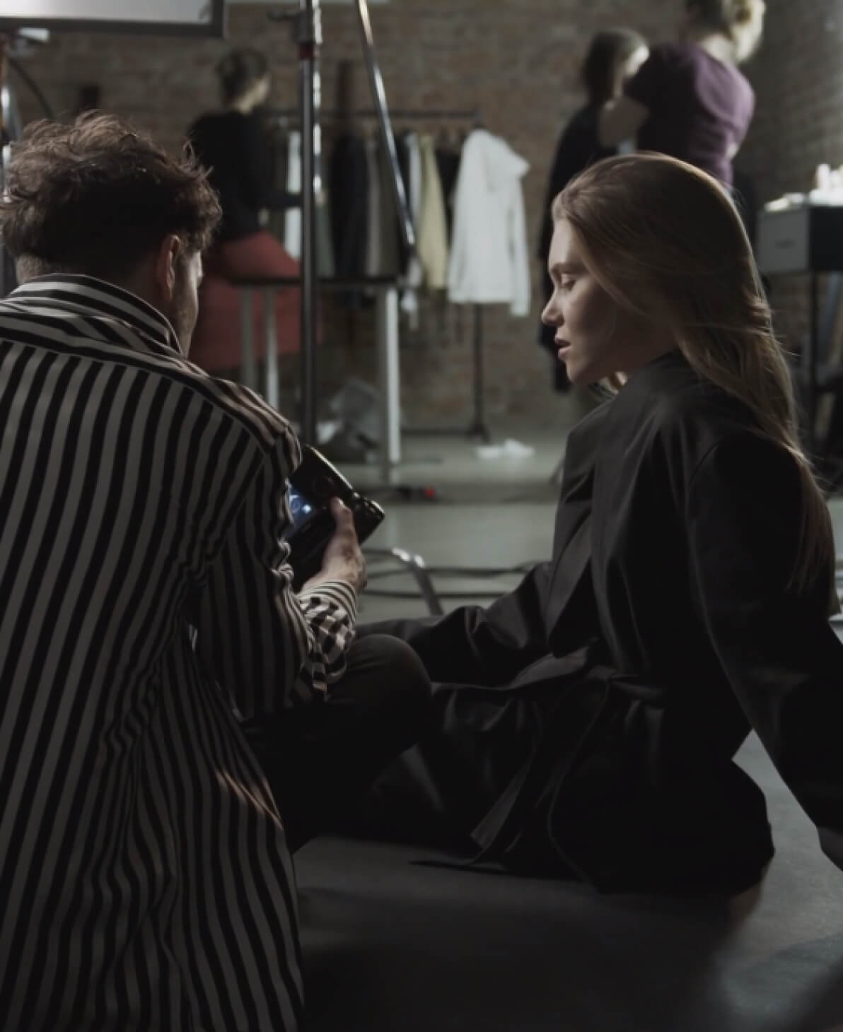 Photo d'un studio audio avec le logiciel Ableton live, un push, une tasse, une enceinte et une guitare en fond